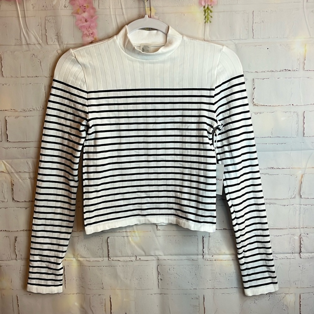 ONE STEP UP FITTED STRETCH WHITE AND BLACK STRIPE LONGSLEEVE TOP SIZE L/XL NWT
